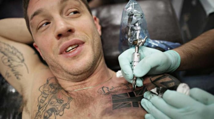 Mitä-piilotettu merkitys-Tom-Hardyn tatuointien takana 800x445
