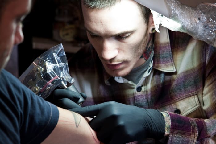 Evil From the Needle on Camden Townin ensimmäinen ja pisimpään toiminut tatuointistudio. Sen lisäksi, että se oli yksi Lontoon viidestä suosituimmasta, sen avasi alun perin maailmankuulu tatuoija Bugs vuonna 1986. Sen omistaa nyt arvostettu New Yorkin tatuoija Jeff Ortega. Dave Bryant, tunnettu tatuoija Evil From the Needle, hahmottaa ja sävyttää tatuoinnin Chris Kingille.