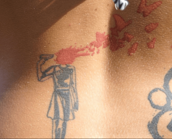 Denne tatovering POPS af huden.