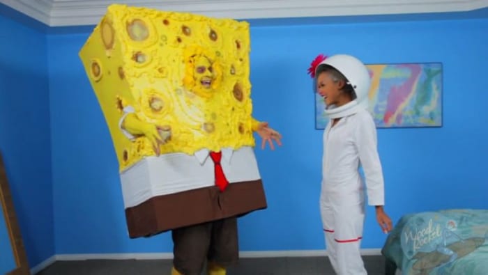 Foto via pornhubOh, og SpongeBob -pornoparodien med en mand i et SvampeBob -kostume, der modtager mundtligt fra
