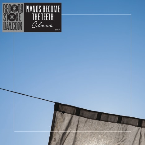 Pianos Become The Teeth - Close - Pianos Become the Teeth tilbyder et limited edition 7 ”af to numre fra sessionerne til deres anerkendte Keep You -album, som Pitchfork kaldte“ fængslende i sine stemningsfulde detaljer og omvendt tilbøjelige til detaljer så personlige, det er skræmmende . ” På hvid/blå/klar hvirvelvinyl.