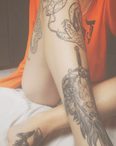 pige med tatoveringer på benet