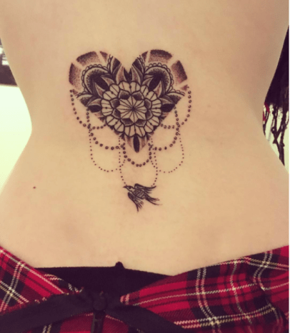 tatovering midt på ryggen på en varm pige