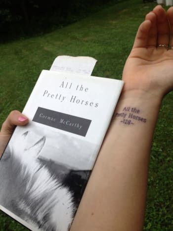 Αυτός ο συλλέκτης έκανε τατουάζ στο τελευταίο βιβλίο που διάβασε ο πατέρας της πριν πεθάνει.