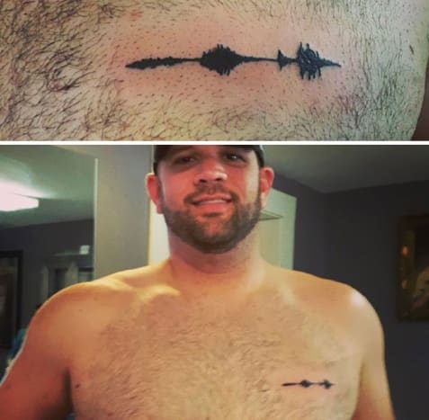 Ο γιος αυτού του πατέρα πέθανε από SIDs πέρυσι, του έκανε τατουάζ μια κυματομορφή του γέλιου του.