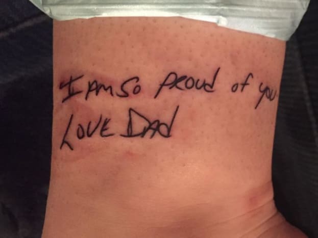 Μια πολύτιμη νότα τατουάζ σε ένα παιδί του οποίου ο γονιός πέθανε.