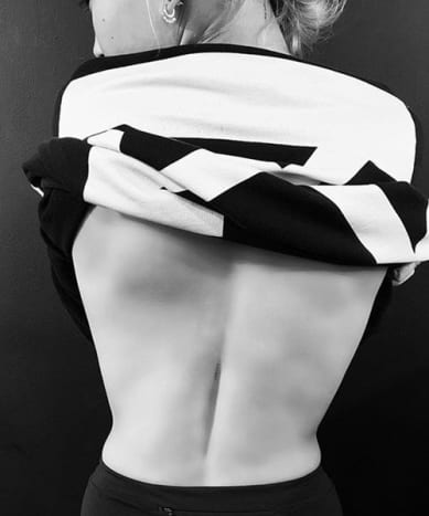 Kuva: JonBoy/Instagram Hailey Baldwinilla on selän keskellä pystysuorassa selkärankaa pitkin JonBoyn lokakuussa 2016 tekemä ”näkymätön” tatuointi pienillä mustilla kirjaimilla. , jossa sanotaan: 
