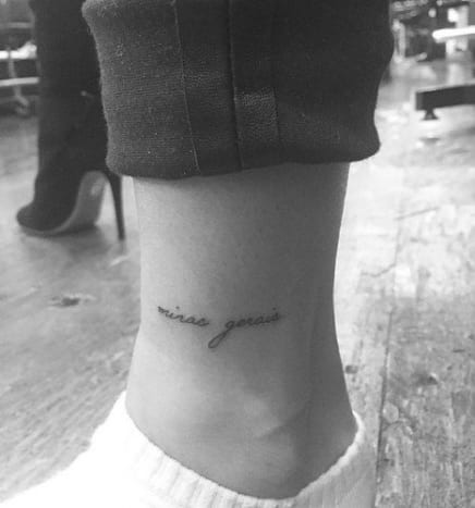 Kuva: JonBoy/Instagram Juuri vasemman nilkansa yläpuolella Haileylla on pieni tatuointi, joka on tehty mustalla kirjoitusfontilla, jossa lukee 