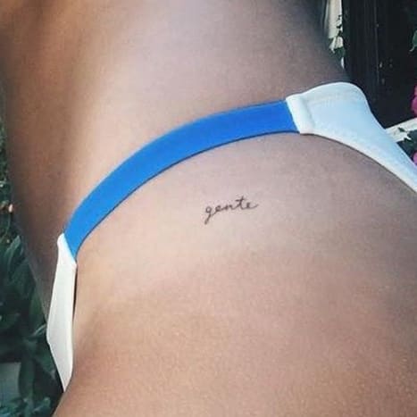 Kuva: Hailey Baldwin/InstagramToukokuussa 2016 Hailey Baldwin ja hänen mallinsa Mari Mckinney hakivat JonBoylle uusia tatuointeja.Hailey valitsi lonkkaansa pienen tatuoinnin ja luki 
