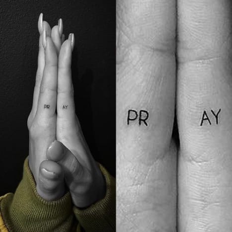 Haleyyn paras ystävä Kendall Jenner suunnitteli tämän tatuoinnin hänelle, ja se koostuu kirjaimista “PR” hänen vasemmassa etusormessaan ja “AY” oikeassa etusormessaan, joten kun hän tuo kädet yhteen universaali rukouksen merkki, erilliset tatsit muodostavat sanan 
