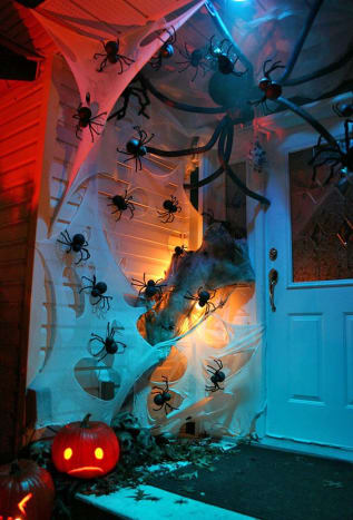 Arachnophobes vil måske sidde ude og trick-or-treat her i huset.