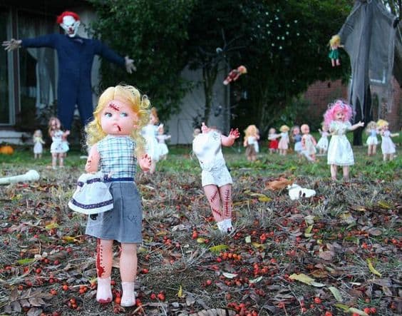 Käytä tyttäresi nukkeja pelottavaksi näytökseksi.