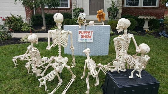 Hvad skal man ikke elske ved et dukketeater for skeletter?