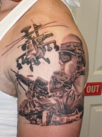 Soldat med luftstøtte. Tatovering af Mike Crump.