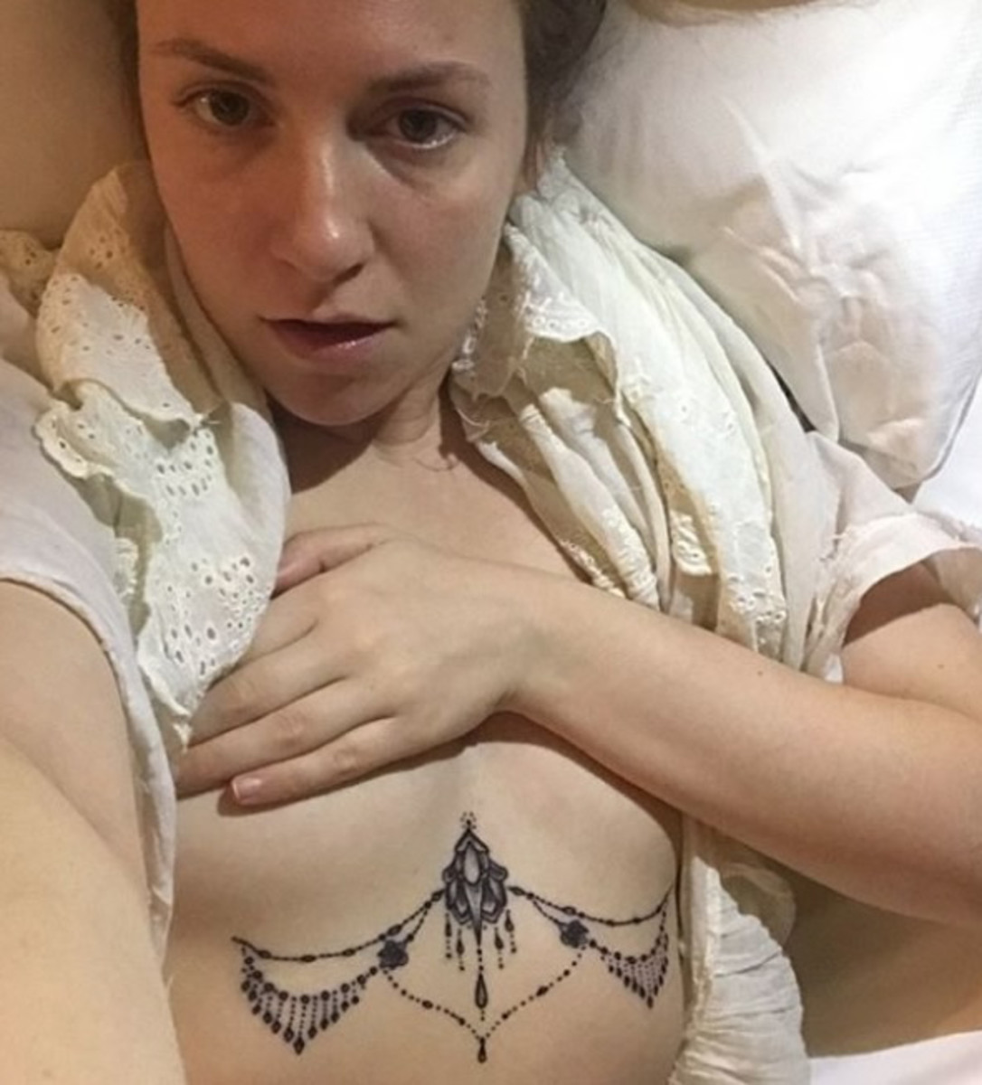 lena-dunham-underboob-tatuointi