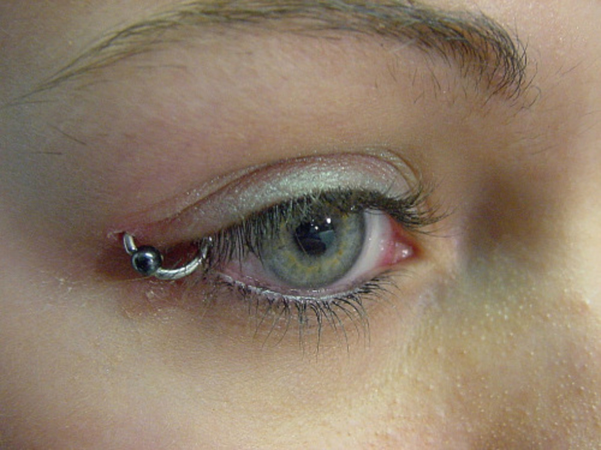 Smuk-øjenlåg-piercing-med-perle-ring