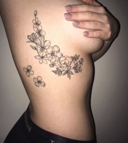 Tatuoinnin pyyhkäisy toimii niin hyvin hänen rintansa kanssa ja omituiset kukat kertovat a
