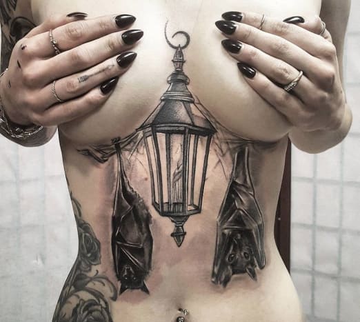 Foto via pinterest Vi elsker absolut denne tatovering! Uhyggeligt og sexet!