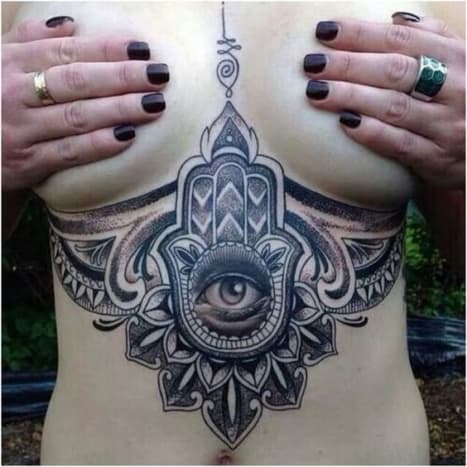 Foto via pinterest Kraften i disse bryster fanges af styrken af ​​denne tatovering!