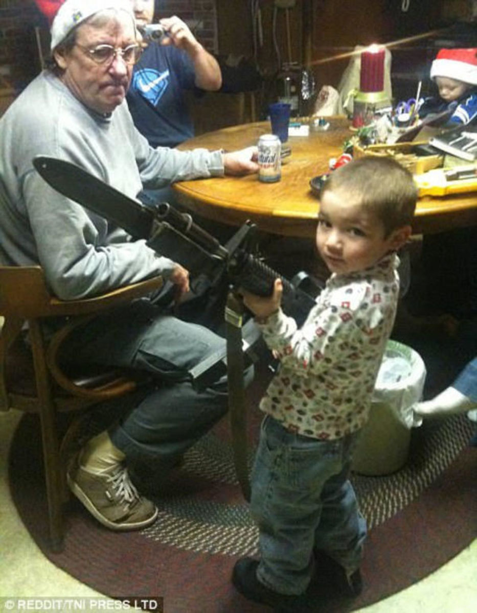 Το όπλο είναι τόσο μεγάλο και η κάμερα του πατέρα είναι τόσο μικρή. Σαρώστε αυτήν την εικόνα για ακόμη περισσότερες παραξενιές.
