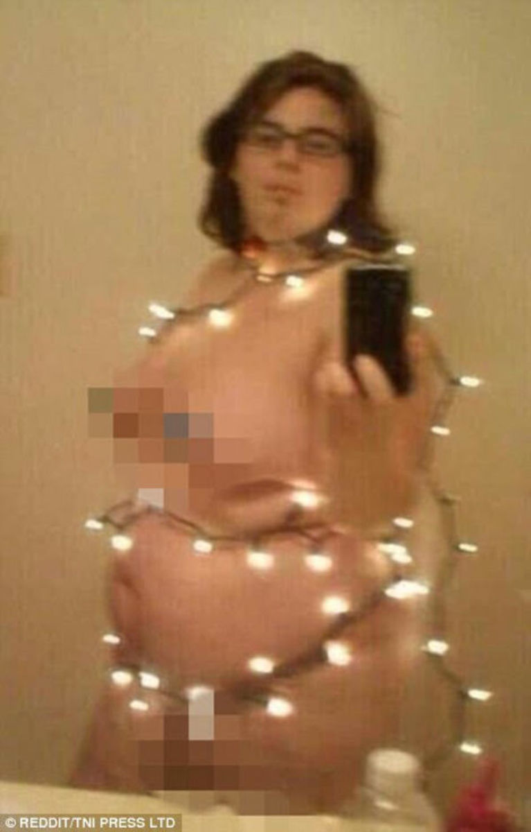 Ποιος χρειάζεται ένα χριστουγεννιάτικο δέντρο όταν μπορείς να έχεις μια έγκυο σύζυγο δεμένη με φως νεράιδας!