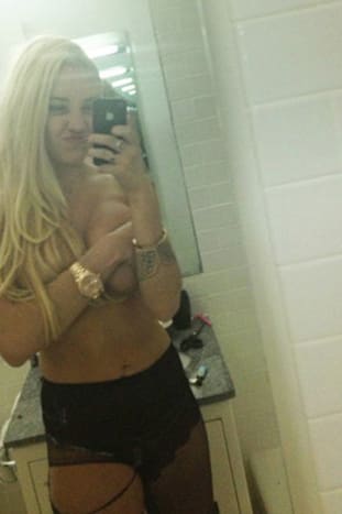 Foto via instagram Tager hendes top i et offentligt badeværelse!