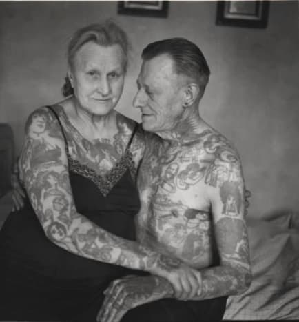 3. Mitä aiot tehdä tatuoinnillesi vanhetessasi? Sinun on oltava 18 -vuotias, jotta voit aloittaa tatuoinnin, ainakin laillisesti, mutta se ei tarkoita sitä, että voit lopettaa ikärajan. 50 vuotta tiellä aion viettää aikaa joukon muita vanhoja tatuoituja ihmisiä, jotka vaihtavat tarinoita vanhoista hyvistä ajoista ja musteesta, joka muistuttaa meitä noista ajoista.