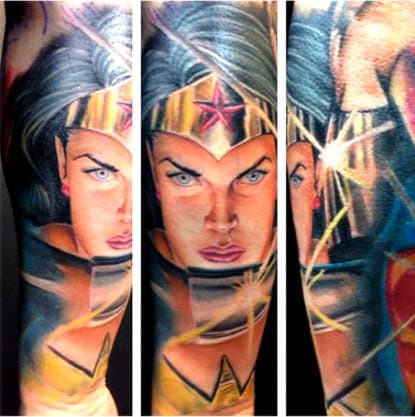 Kennethin Wonder Woman -tatuointi