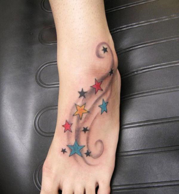 Värikäs tähti jalka tatuointi