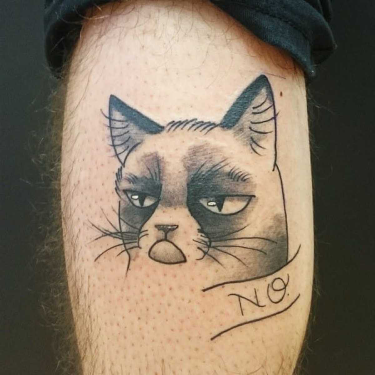 Grå-blæk-Grumpy-Cat-Head-Tattoo-af-Lva-Gustincic