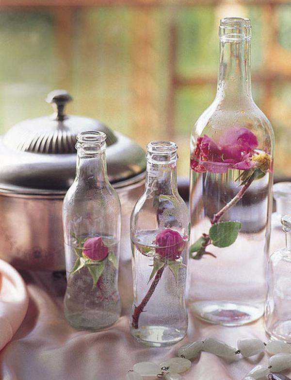 ystävänpäivän sisustusideoita-kodin lasipulloja-ruusuja-vintage-kauneutta