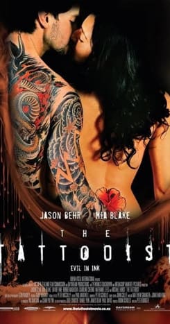 Ο Τζέισον Μπερ παίζει έναν τατουάζ στην ταινία του 2007 που ταξιδεύει στη Σιγκαπούρη και κλέβει ένα αρχαίο εργαλείο τατουάζ της Σαμόα. Στη συνέχεια ταξιδεύει πίσω στη γενέτειρά του τη Νέα Ζηλανδία και αρχίζει να κάνει τατουάζ σε πελάτες με το εργαλείο. Αργότερα στην ταινία, ανακαλύπτει ότι οι πελάτες στους οποίους χρησιμοποίησε το εργαλείο έχουν υποστεί φρικτές μοίρες και πρέπει να βρει έναν τρόπο να σωθεί από την κακή κατάρα.