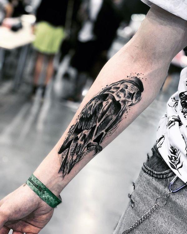 Mustavalkoinen papukaija kyynärvarren tatuointi