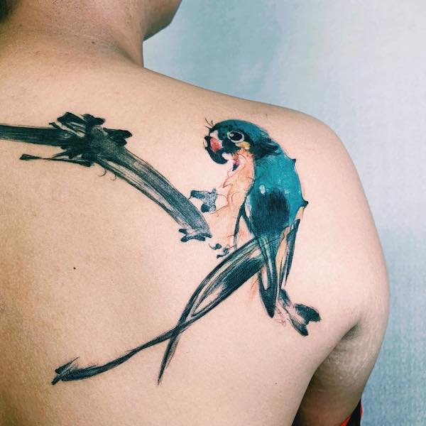 Vihreä papukaija -tatuointi selässä