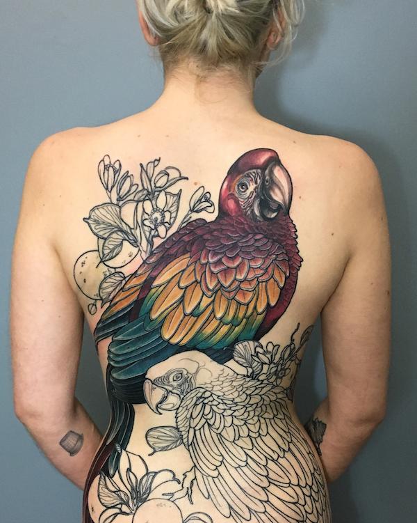 Ara -tatuointi selässä