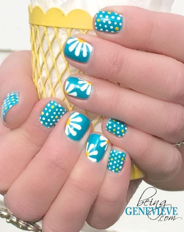Himmelblå polka prikker og daisy kronblade nail art