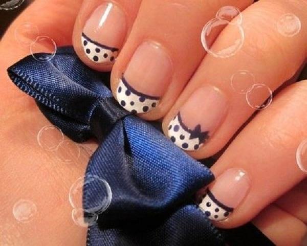 søde prikker manicure med sløjfe til korte negle