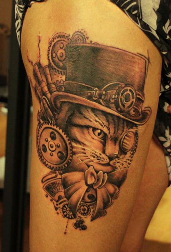Τατουάζ Black Cat Sheriff σε στυλ vintage steampunk στο μηρό