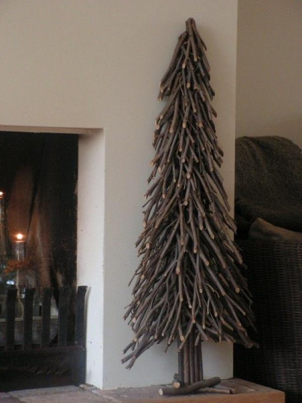 DIY χριστουγεννιάτικο δέντρο φτιαγμένο με κλαδιά