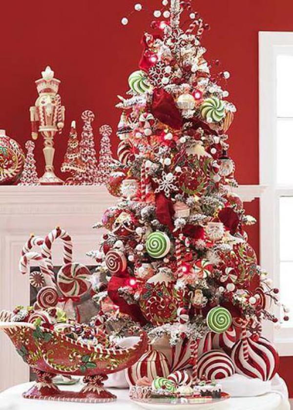 Dejligt rødt tema juletræ deco med slik ornamenter