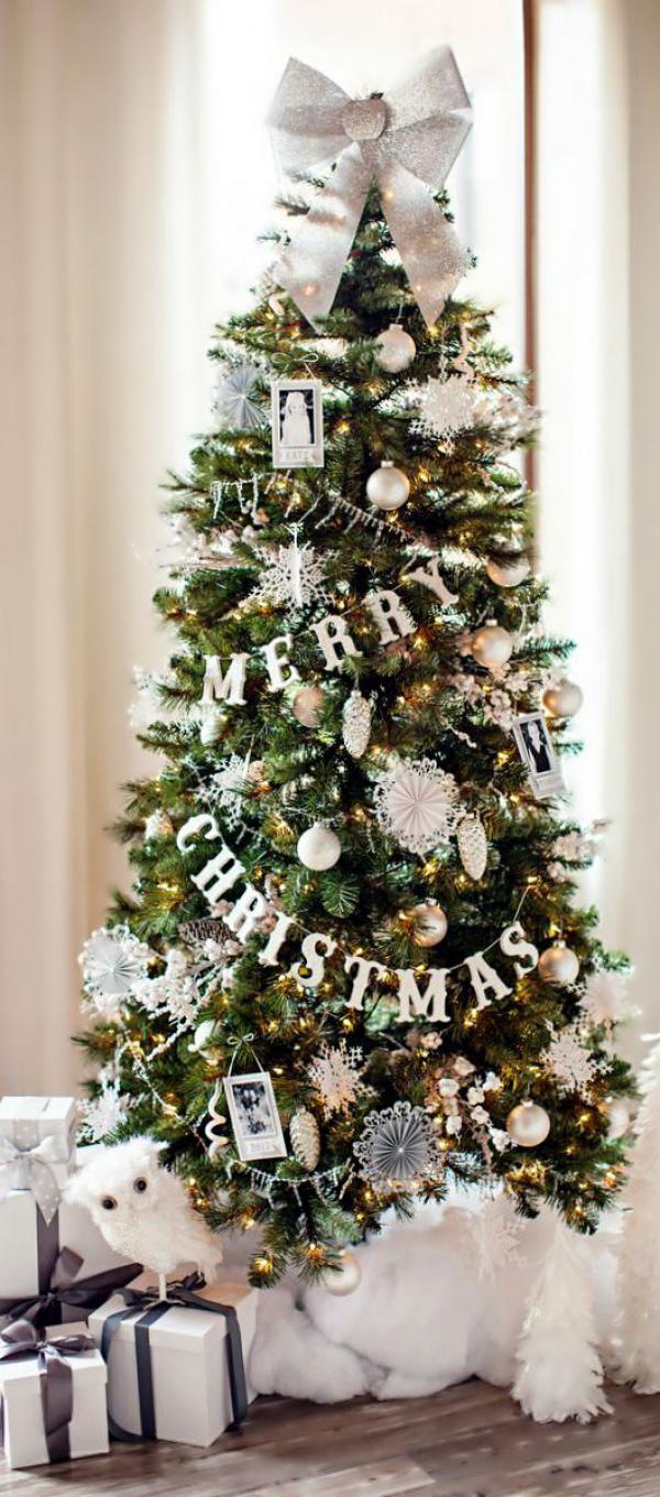 Χαρούμενο χριστουγεννιάτικο δέντρο με δώρα νιφάδες χιονιού