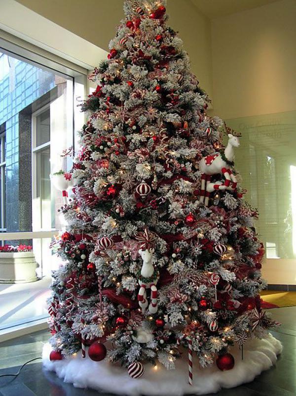 Χριστουγεννιάτικο δέντρο με λευκό κόκκινο θέμα για παιδιά