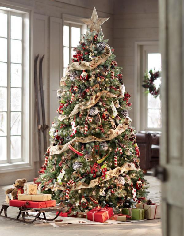 ένα χριστουγεννιάτικο δέντρο με μια ρουστίκ εμφάνιση