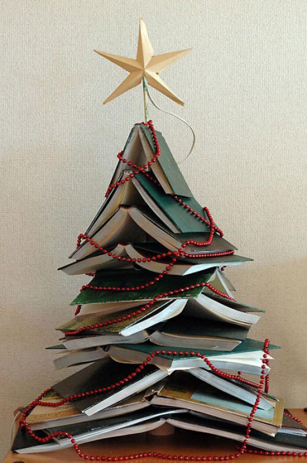 Ένα εύκολο χριστουγεννιάτικο δέντρο DIY με βιβλία