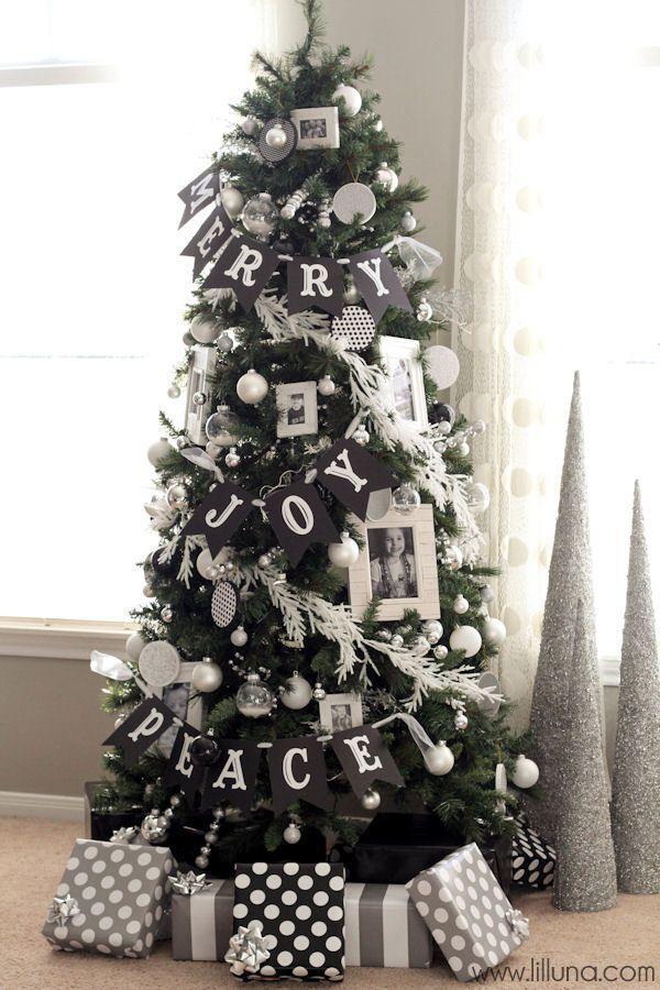 Χριστουγεννιάτικο δέντρο διακοσμημένο με Παιδικές κορνίζες φωτογραφιών