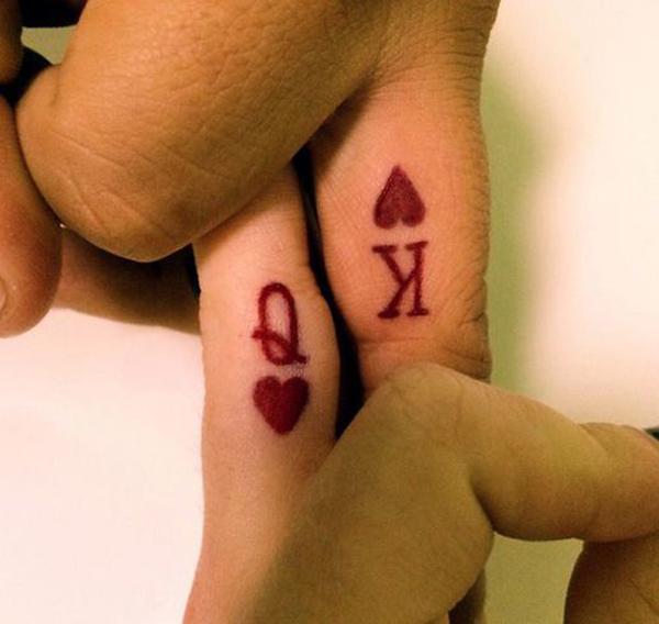 2 τατουάζ ζευγαριού Q και K