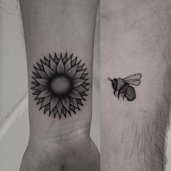 7 kukka ja mehiläinen pari tatuointi