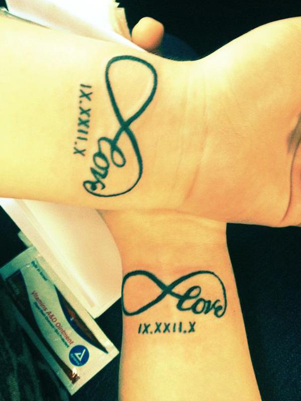 Par tatovering, elsker uendelighed med datoen i romertal på håndleddet