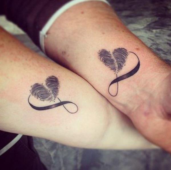 Pariskunta, jolla on vastaavat ääretön sydämet tatuointi ranteessa