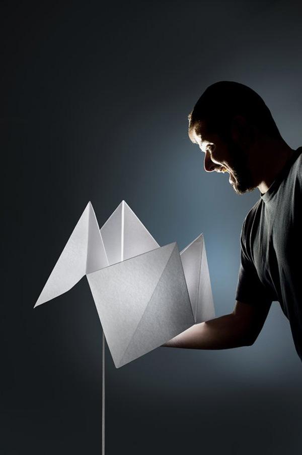 Ευέλικτη λάμπα εμπνευσμένη από δημιουργικό και παιχνιδιάρικο πτυσσόμενο παιχνίδι χαρτιού